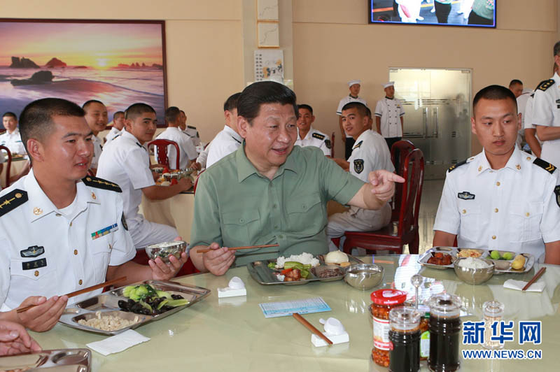 2013年4月9日，習(xí)近平在水兵餐廳同水兵們共進(jìn)午餐。李剛 攝