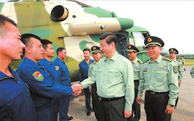 2013年5月22日下午，習(xí)近平來到第１３集團(tuán)軍某陸航旅視察。（圖片來源：央視）