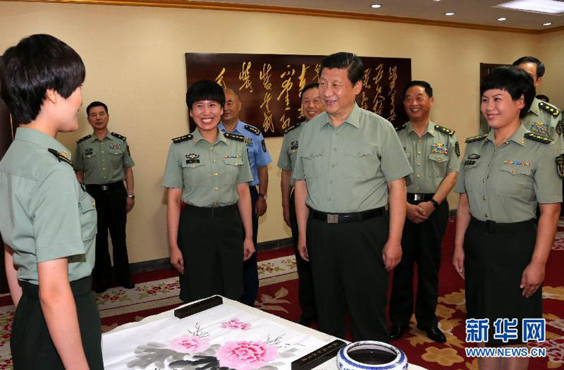 2013年7月29日，習(xí)近平與北京軍區(qū)某通信團(tuán)六連正在進(jìn)行才藝創(chuàng)作的官兵親切交談。李剛攝