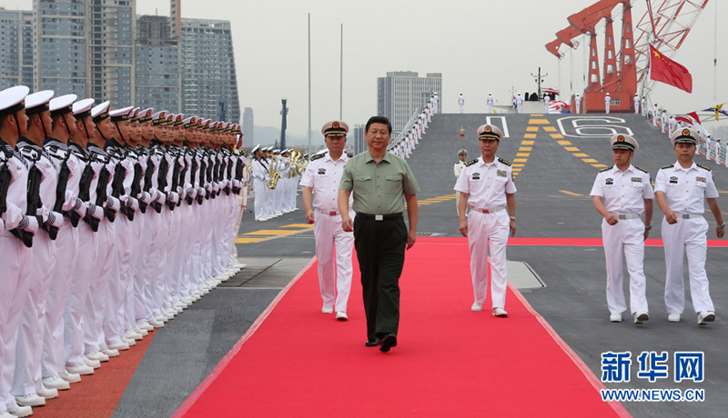 2013年8月28日下午，習(xí)近平檢閱遼寧艦水兵儀仗隊(duì)。李剛攝