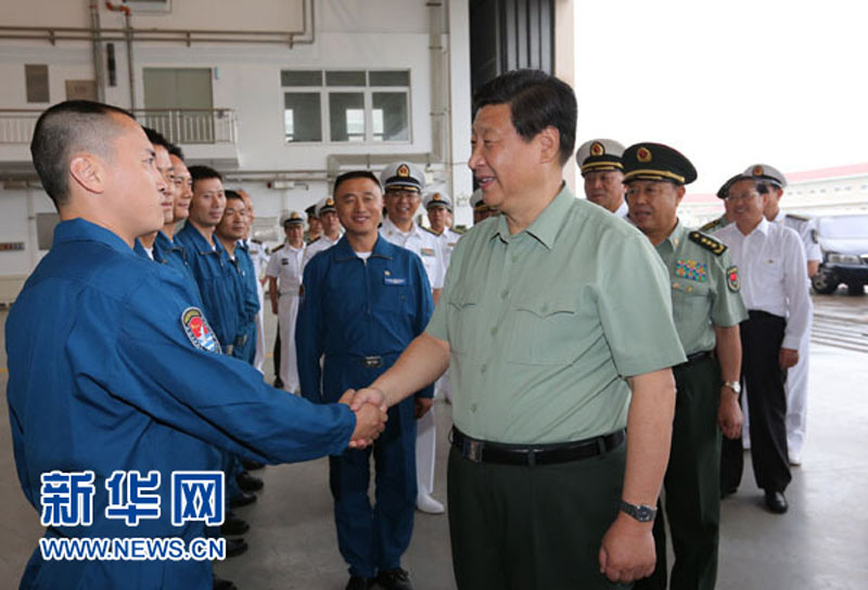 2013年8月28日，習(xí)近平在海軍某艦載機(jī)綜合試驗(yàn)訓(xùn)練基地接見(jiàn)首批上艦指揮員、試飛員代表。李剛攝