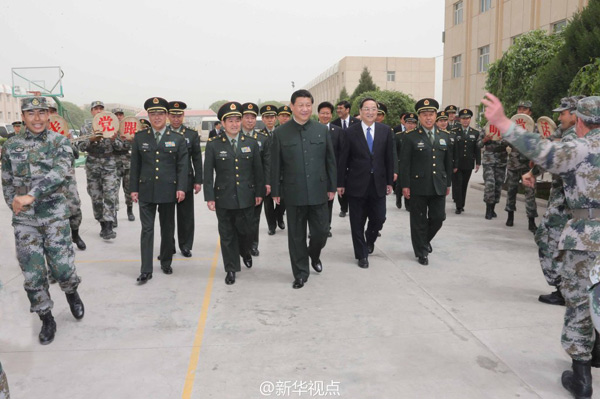 2014年4月27日下午，駐喀什的新疆軍區(qū)某部六連官兵載歌載舞歡迎習(xí)主席到來。（記者曹智、李剛）