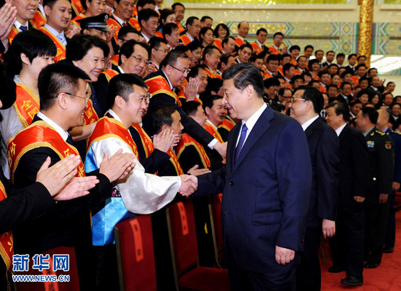 2014年5月27日，習(xí)近平、李克強、劉雲(yún)山等在北京人民大會堂會見第六次全國軍轉(zhuǎn)表彰大會受表彰代表。 饒愛民攝