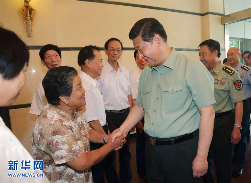 2014年7月30日，習(xí)近平與福建雙擁模范代表親切交談。李剛 攝