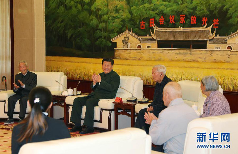 2014年10月31日，習近平接見老紅軍、軍烈屬和“五老”同志代表。 李剛攝
