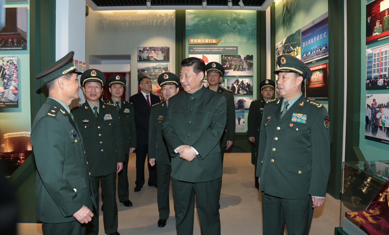 習(xí)近平參觀駐澳門部隊軍史館。李剛 攝