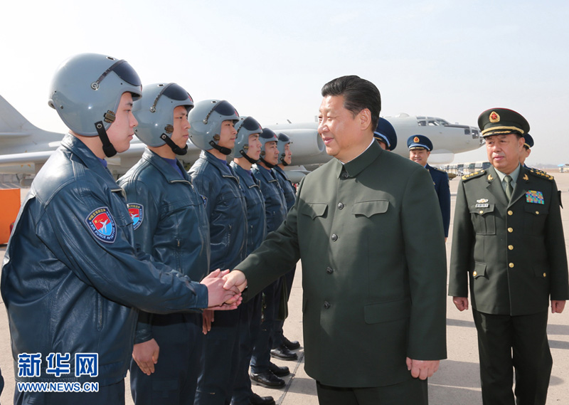 2015年2月16日，習(xí)近平同空軍航空兵某團(tuán)飛行機(jī)組和機(jī)務(wù)人員握手交談。李剛攝