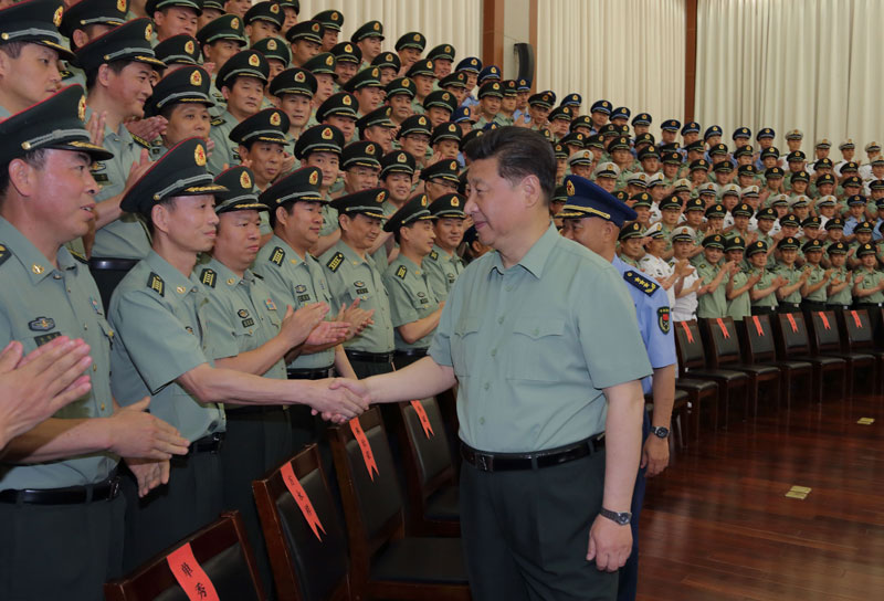2015年5月26日，習(xí)近平在浙江省軍區(qū)機(jī)關(guān)親切接見駐浙部隊(duì)師以上領(lǐng)導(dǎo)干部和建制團(tuán)單位主官。李剛 攝
