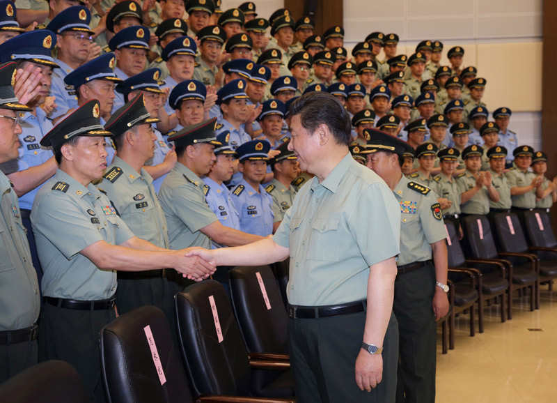2015年八一建軍節(jié)前夕，習(xí)近平專門來到第16集團(tuán)軍視察，7月18日下午，習(xí)近平親切接見集團(tuán)軍機(jī)關(guān)處以上領(lǐng)導(dǎo)干部、師旅單位主官和駐長春部隊師以上領(lǐng)導(dǎo)干部、建制團(tuán)單位主官。李剛 攝
