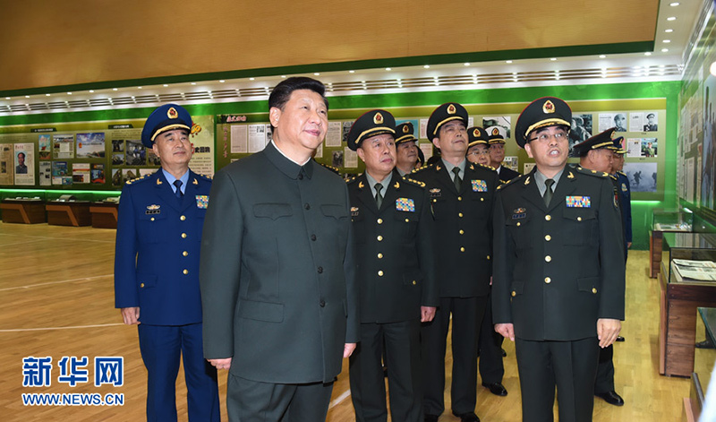 2015年12月25日，習(xí)近平視察解放軍報(bào)社。這是習(xí)近平參觀解放軍報(bào)創(chuàng)刊60周年主題展。記者李剛攝
