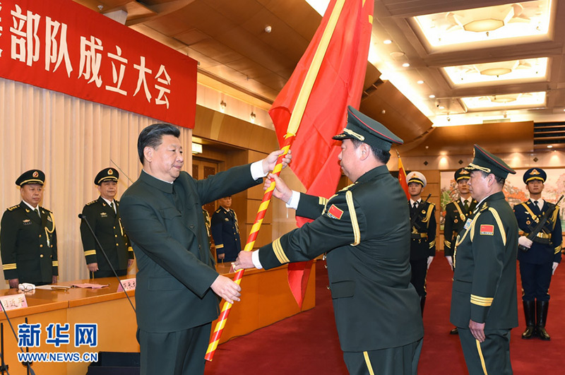 2015年12月31日，中國(guó)人民解放軍陸軍領(lǐng)導(dǎo)機(jī)構(gòu)、中國(guó)人民解放軍火箭軍、中國(guó)人民解放軍戰(zhàn)略支援部隊(duì)成立大會(huì)在北京八一大樓隆重舉行。習(xí)近平向陸軍、火箭軍、戰(zhàn)略支援部隊(duì)授予軍旗並致訓(xùn)詞。這是習(xí)近平將軍旗鄭重授予陸軍司令員李作成、政治委員劉雷。記者 李剛 攝