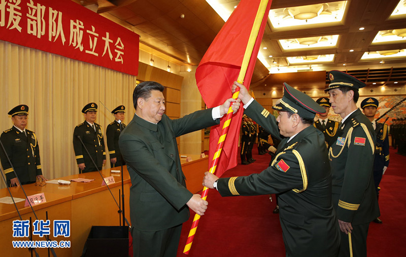 2015年12月31日，中國人民解放軍陸軍領(lǐng)導(dǎo)機構(gòu)、中國人民解放軍火箭軍、中國人民解放軍戰(zhàn)略支援部隊成立大會在北京八一大樓隆重舉行。習(xí)近平向陸軍、火箭軍、戰(zhàn)略支援部隊授予軍旗並致訓(xùn)詞。這是習(xí)近平將軍旗鄭重授予火箭軍司令員魏鳳和、政治委員王家勝。記者 李剛 攝