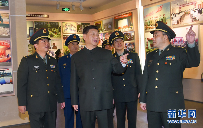 2016年1月5日，習(xí)近平到第13集團軍視察。這是習(xí)近平視察集團軍軍史館。 記者 李剛 攝