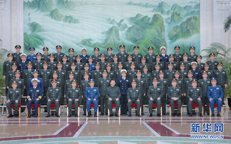 2016年1月11日，習(xí)近平在北京接見調(diào)整組建后的軍委機關(guān)各部門負(fù)責(zé)同志，代表黨中央和中央軍委，對新的軍委機關(guān)成立表示熱烈祝賀。這是習(xí)近平同大家合影留念。記者李剛攝