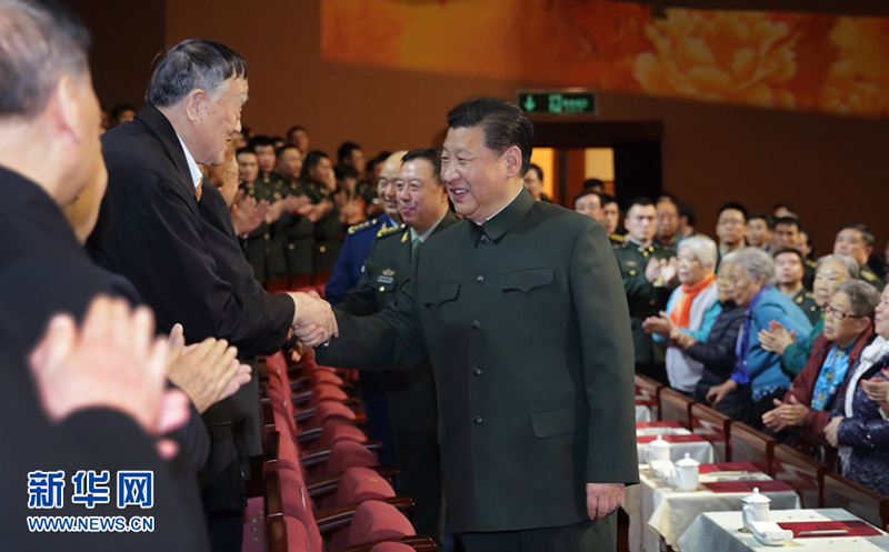 2016年1月28日，中央軍委慰問駐京部隊老干部迎新春文藝演出在北京舉行。習近平出席，向在場的軍隊老同志，向全軍離退休老干部，致以新春問候和祝福。記者李剛攝