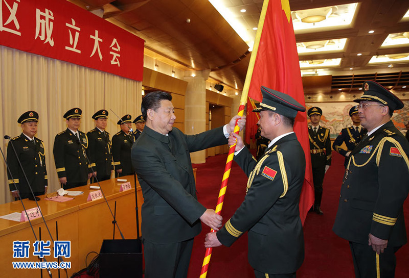 2016年2月1日，中國人民解放軍戰(zhàn)區(qū)成立大會在北京八一大樓隆重舉行。習(xí)近平向東部戰(zhàn)區(qū)、南部戰(zhàn)區(qū)、西部戰(zhàn)區(qū)、北部戰(zhàn)區(qū)、中部戰(zhàn)區(qū)授予軍旗並發(fā)布訓(xùn)令。這是習(xí)近平將軍旗授予東部戰(zhàn)區(qū)司令員劉粵軍、政治委員鄭衛(wèi)平。記者 李剛 攝