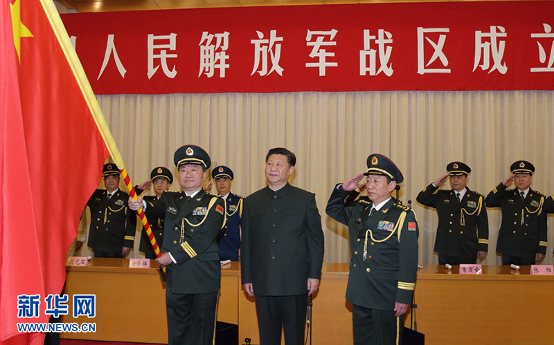 2016年2月1日，中國人民解放軍戰(zhàn)區(qū)成立大會在北京八一大樓隆重舉行。習(xí)近平向東部戰(zhàn)區(qū)、南部戰(zhàn)區(qū)、西部戰(zhàn)區(qū)、北部戰(zhàn)區(qū)、中部戰(zhàn)區(qū)授予軍旗並發(fā)布訓(xùn)令。這是習(xí)近平將軍旗授予南部戰(zhàn)區(qū)司令員王教成、政治委員魏亮。記者 李剛 攝