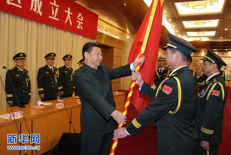 2016年2月1日，中國(guó)人民解放軍戰(zhàn)區(qū)成立大會(huì)在北京八一大樓隆重舉行。習(xí)近平向東部戰(zhàn)區(qū)、南部戰(zhàn)區(qū)、西部戰(zhàn)區(qū)、北部戰(zhàn)區(qū)、中部戰(zhàn)區(qū)授予軍旗並發(fā)布訓(xùn)令。這是習(xí)近平將軍旗授予西部戰(zhàn)區(qū)司令員趙宗岐、政治委員朱福熙。記者 李剛 攝