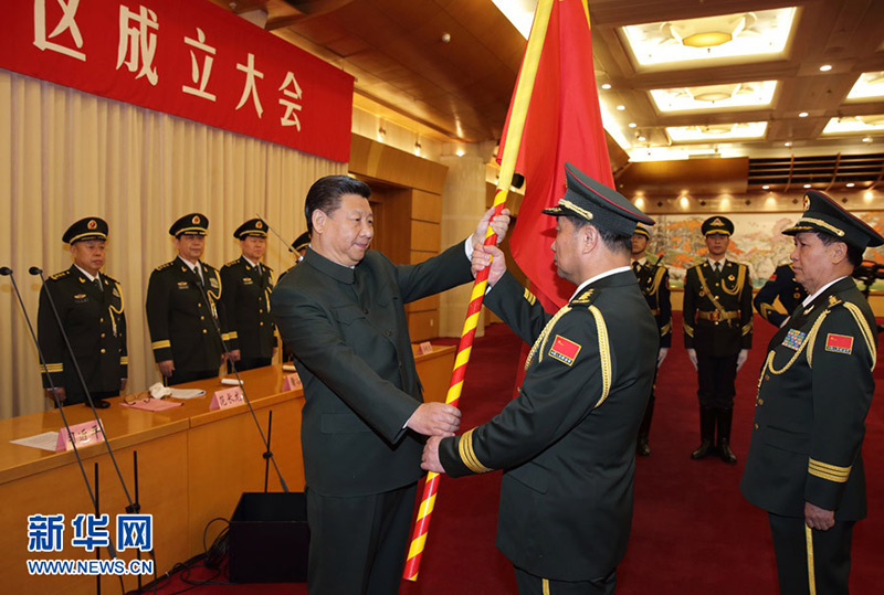 2016年2月1日，中國(guó)人民解放軍戰(zhàn)區(qū)成立大會(huì)在北京八一大樓隆重舉行。習(xí)近平向東部戰(zhàn)區(qū)、南部戰(zhàn)區(qū)、西部戰(zhàn)區(qū)、北部戰(zhàn)區(qū)、中部戰(zhàn)區(qū)授予軍旗並發(fā)布訓(xùn)令。這是習(xí)近平將軍旗授予北部戰(zhàn)區(qū)司令員宋普選、政治委員褚益民。記者 李剛 攝