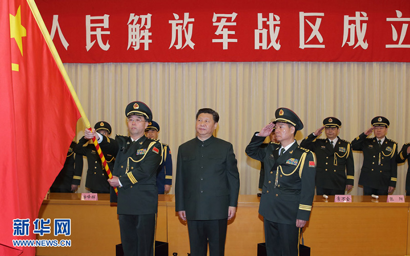 2016年2月1日，中國人民解放軍戰(zhàn)區(qū)成立大會(huì)在北京八一大樓隆重舉行。習(xí)近平向東部戰(zhàn)區(qū)、南部戰(zhàn)區(qū)、西部戰(zhàn)區(qū)、北部戰(zhàn)區(qū)、中部戰(zhàn)區(qū)授予軍旗並發(fā)布訓(xùn)令。這是習(xí)近平將軍旗授予中部戰(zhàn)區(qū)司令員韓衛(wèi)國、政治委員殷方龍。記者 李剛 攝