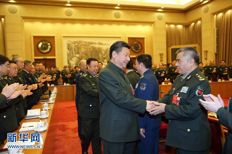 2016年3月13日，習(xí)近平出席十二屆全國(guó)人大四次會(huì)議解放軍代表團(tuán)全體會(huì)議並發(fā)表重要講話。這是習(xí)近平同軍隊(duì)人大代表親切握手。記者李剛攝
