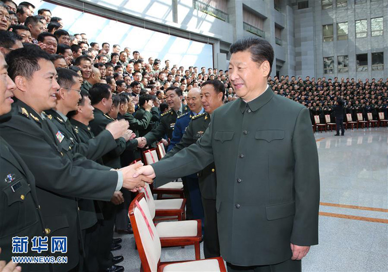2016年3月23日，習(xí)近平視察國防大學(xué)並接見國防大學(xué)第六次黨代表大會全體代表和師以上領(lǐng)導(dǎo)干部，代表黨中央和中央軍委向會議召開表示熱烈祝賀。記者 李剛 攝
