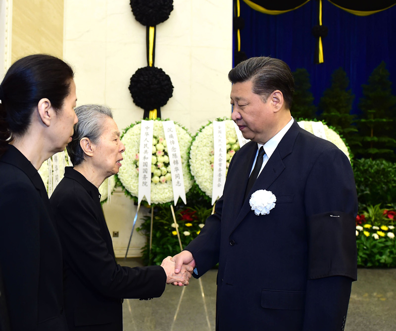 7月8日，陳錦華同志遺體在北京八寶山革命公墓火化。習(xí)近平、李克強(qiáng)、張德江、俞正聲、劉雲(yún)山、王岐山、張高麗、胡錦濤等前往八寶山送別。這是習(xí)近平與陳錦華親屬握手，表示深切慰問(wèn)。新華社記者 張鐸 攝