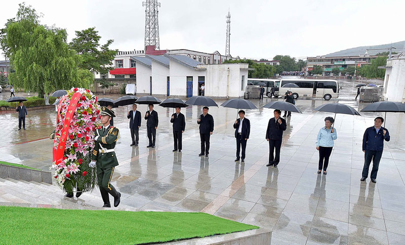 這是7月18日上午，習(xí)近平在固原市西吉縣將臺堡向紅軍長征會師紀(jì)念碑敬獻(xiàn)花籃。新華社記者李濤攝