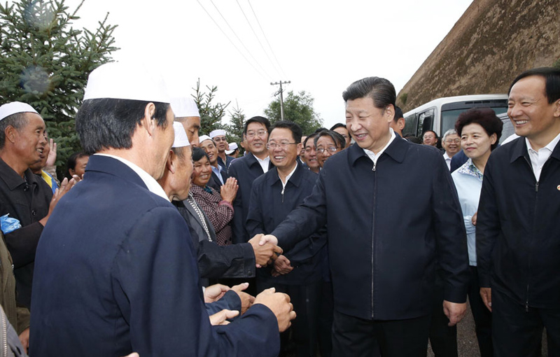 這是7月18日上午，習(xí)近平在固原市西吉縣將臺堡同村民們交談。新華社記者鞠鵬攝