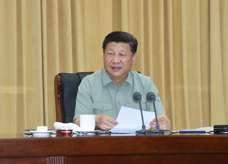 八一建軍節(jié)到來之際，中共中央總書記、國家主席、中央軍委主席習(xí)近平7月27日上午視察陸軍機(jī)關(guān)，代表黨中央和中央軍委，對陸軍第一次黨代表大會(huì)的召開表示熱烈的祝賀，向人民解放軍全體指戰(zhàn)員、武警部隊(duì)全體官兵、民兵預(yù)備役人員致以節(jié)日的問候。這是習(xí)近平聽取陸軍工作匯報(bào)后發(fā)表重要講話。新華社記者 李剛 攝
