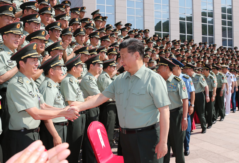 八一建軍節(jié)到來之際，中共中央總書記、國(guó)家主席、中央軍委主席習(xí)近平7月27日上午視察陸軍機(jī)關(guān)，代表黨中央和中央軍委，對(duì)陸軍第一次黨代表大會(huì)的召開表示熱烈的祝賀，向人民解放軍全體指戰(zhàn)員、武警部隊(duì)全體官兵、民兵預(yù)備役人員致以節(jié)日的問候。這是習(xí)近平親切接見陸軍第一次黨代表大會(huì)代表。新華社記者 李剛 攝
