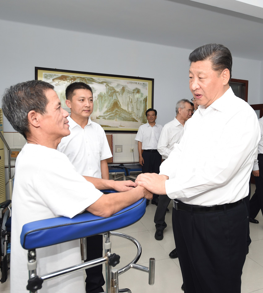 7月28日，中共中央總書記、國家主席、中央軍委主席習(xí)近平到河北唐山市調(diào)研考察。這是習(xí)近平在唐山市截癱療養(yǎng)院康復(fù)室了解截癱傷員的康復(fù)治療情況。新華社記者 謝環(huán)馳 攝