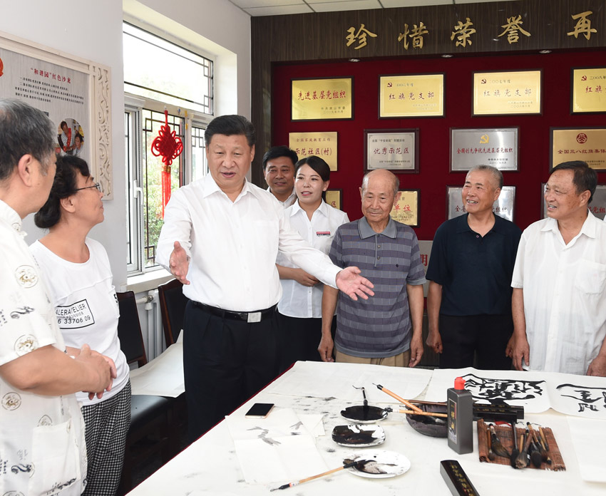 7月28日，中共中央總書記、國家主席、中央軍委主席習近平到河北唐山市調研考察。這是習近平在唐山市祥富裡社區(qū)文化活動室勉勵正在進行書法繪畫的社區(qū)居民。新華社記者 謝環(huán)馳 攝