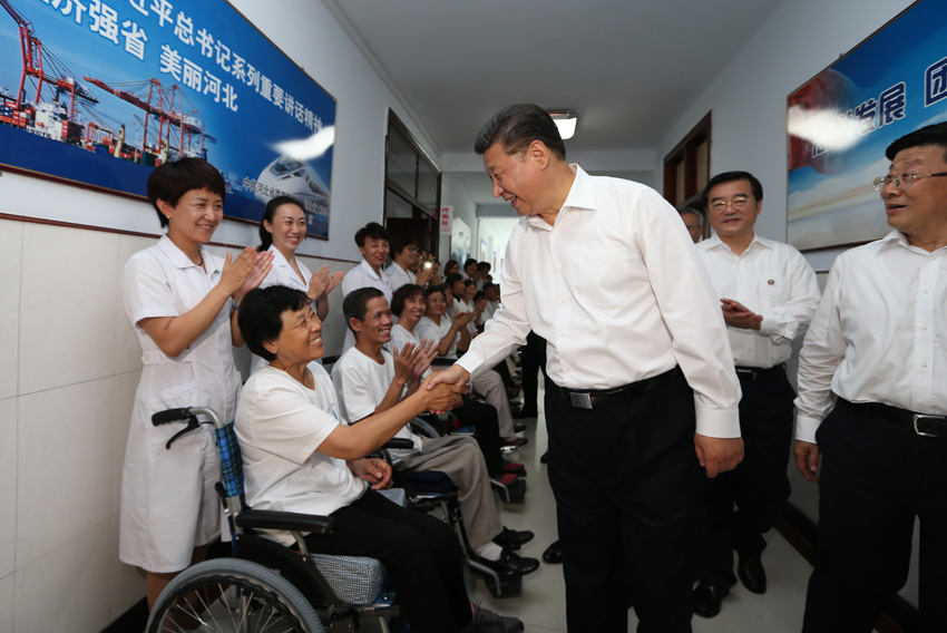 7月28日，中共中央總書記、國家主席、中央軍委主席習(xí)近平到河北唐山市調(diào)研考察。這是習(xí)近平在唐山市截癱療養(yǎng)院看望慰問截癱傷員。新華社記者 蘭紅光 攝