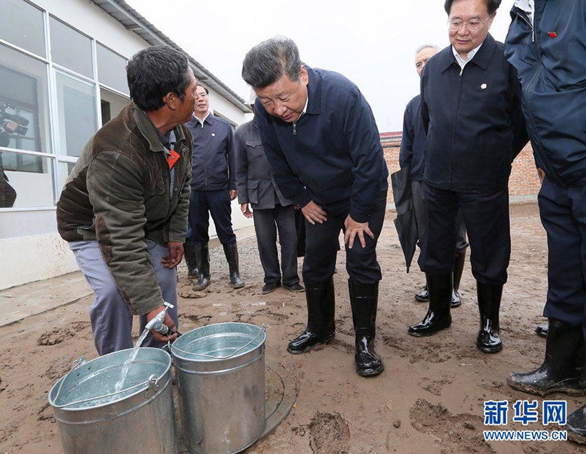 這是8月23日上午，習近平在海東市互助土族自治縣五十鎮(zhèn)班彥村村民呂有章的新家了解自來水使用情況。 新華社記者 蘭紅光 攝