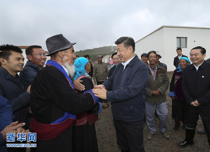 這是8月23日上午，習(xí)近平在海東市互助土族自治縣五十鎮(zhèn)班彥村考察時(shí)同村民親切握手。 新華社記者 蘭紅光 攝