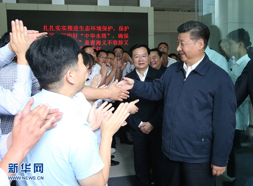 這是8月23日下午，習(xí)近平在青海省生態(tài)環(huán)境監(jiān)測(cè)中心考察。 新華社記者 龐興雷 攝
