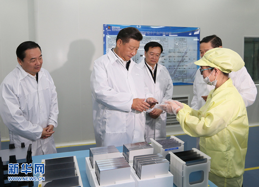 這是8月23日下午，習(xí)近平在國(guó)家電投黃河水電太陽(yáng)能電力有限公司西寧分公司太陽(yáng)能電池生產(chǎn)車間考察。 新華社記者 蘭紅光 攝