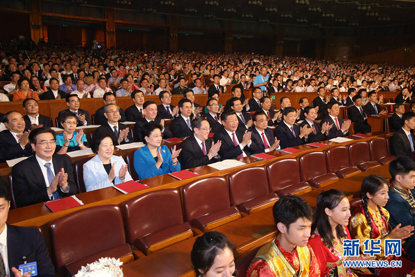 8月18日晚，第五屆全國少數(shù)民族文藝會(huì)演開幕式文藝晚會(huì)在北京人民大會(huì)堂隆重舉行，習(xí)近平、李克強(qiáng)、俞正聲、劉雲(yún)山等黨和國家領(lǐng)導(dǎo)人出席觀看。新華社記者姚大偉攝