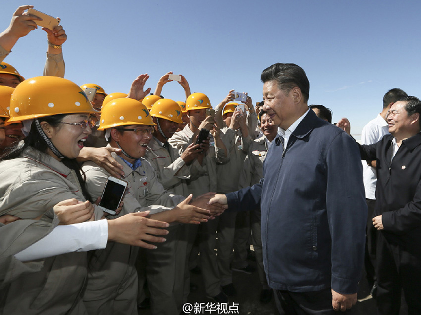 8月22日至24日，中共中央總書記、國家主席、中央軍委主席習(xí)近平在青海調(diào)研考察。習(xí)近平總書記22日中午抵達(dá)平均海拔2800米的青海省海西蒙古族藏族自治州格爾木市，隨后驅(qū)車60公裡來到青海鹽湖工業(yè)股份有限公司鉀肥分公司碼頭。攝影/新華社記者蘭紅光、龐興雷