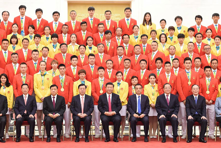 8月25日，黨和國(guó)家領(lǐng)導(dǎo)人習(xí)近平、李克強(qiáng)、張德江、俞正聲、劉雲(yún)山、王岐山、張高麗等在北京人民大會(huì)堂會(huì)見(jiàn)第31屆奧林匹克運(yùn)動(dòng)會(huì)中國(guó)體育代表團(tuán)全體成員。新華社記者張鐸攝