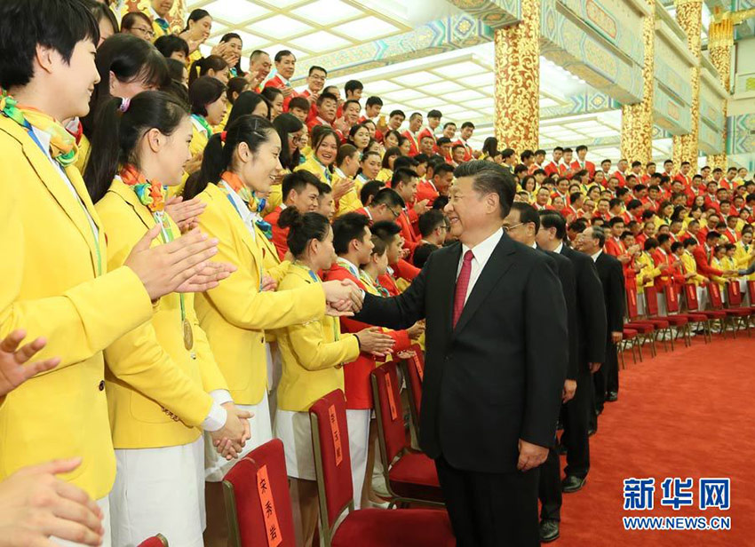 8月25日，黨和國家領(lǐng)導(dǎo)人習(xí)近平、李克強(qiáng)、張德江、俞正聲、劉雲(yún)山、王岐山、張高麗等在北京人民大會堂會見第31屆奧林匹克運(yùn)動會中國體育代表團(tuán)全體成員。新華社記者蘭紅光攝
