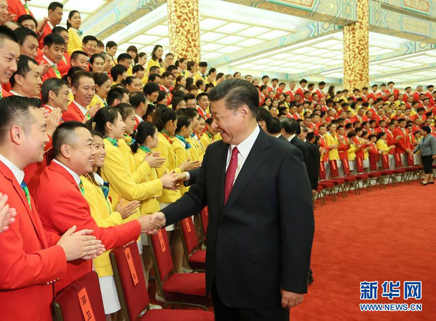 8月25日，黨和國(guó)家領(lǐng)導(dǎo)人習(xí)近平、李克強(qiáng)、張德江、俞正聲、劉雲(yún)山、王岐山、張高麗等在北京人民大會(huì)堂會(huì)見(jiàn)第31屆奧林匹克運(yùn)動(dòng)會(huì)中國(guó)體育代表團(tuán)全體成員。新華社記者蘭紅光攝