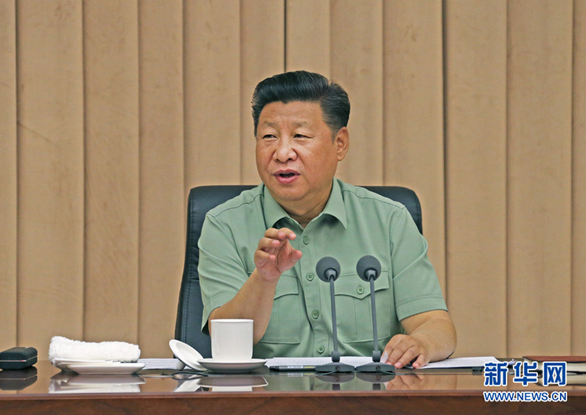 8月29日上午，中共中央總書記、國家主席、中央軍委主席習(xí)近平視察戰(zhàn)略支援部隊(duì)機(jī)關(guān)，代表黨中央和中央軍委，對戰(zhàn)略支援部隊(duì)第一次黨代表大會的召開表示熱烈的祝賀，向戰(zhàn)略支援部隊(duì)全體指戰(zhàn)員致以誠摯的問候。這是習(xí)近平聽取戰(zhàn)略支援部隊(duì)工作匯報后發(fā)表重要講話。新華社記者李剛攝