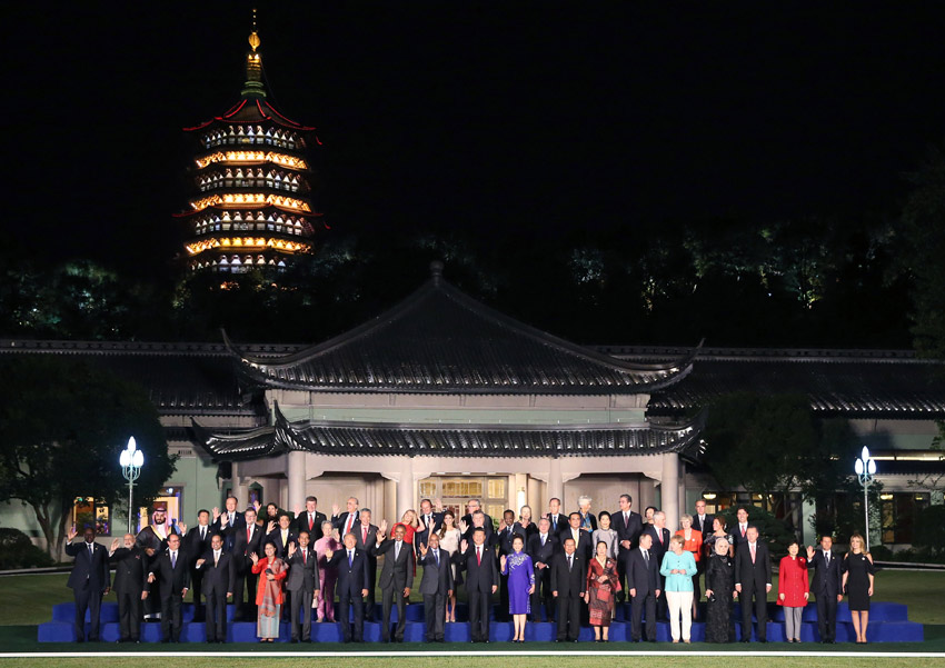 9月4日，國家主席習(xí)近平和夫人彭麗媛在杭州西子賓館舉行宴會(huì)，歡迎出席二十國集團(tuán)領(lǐng)導(dǎo)人杭州峰會(huì)的外方代表團(tuán)團(tuán)長及所有嘉賓。這是習(xí)近平和彭麗媛同外方代表團(tuán)團(tuán)長及配偶在室外草坪合影留念。新華社記者 姚大偉攝