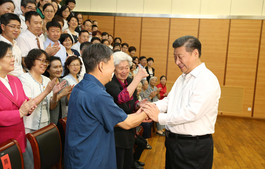 9月9日，中共中央總書(shū)記、國(guó)家主席、中央軍委主席習(xí)近平來(lái)到北京市八一學(xué)校，看望慰問(wèn)師生，向全國(guó)廣大教師和教育工作者致以節(jié)日祝賀和誠(chéng)摯問(wèn)候。這是習(xí)近平看望慰問(wèn)北京市和八一學(xué)校的教師學(xué)生代表。新華社記者 姚大偉 攝