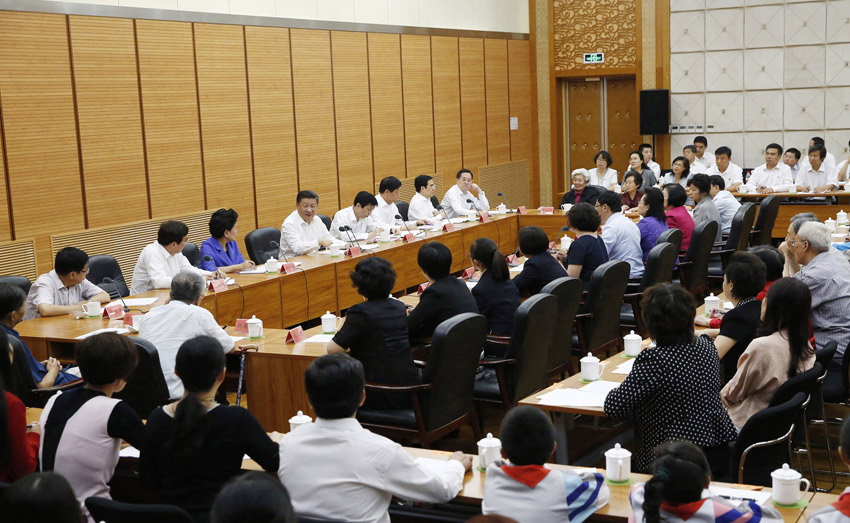 9月9日，中共中央總書記、國家主席、中央軍委主席習近平來到北京市八一學校，看望慰問師生，向全國廣大教師和教育工作者致以節(jié)日祝賀和誠摯問候。這是習近平同北京市和八一學校教師學生代表座談。新華社記者 鞠鵬 攝