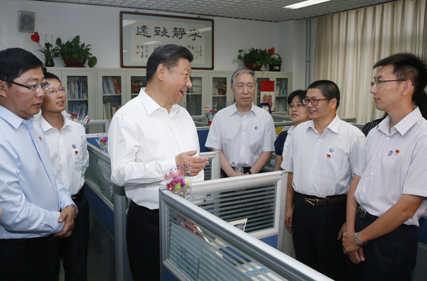 9月9日，中共中央總書記、國家主席、中央軍委主席習(xí)近平來到北京市八一學(xué)校，看望慰問師生，向全國廣大教師和教育工作者致以節(jié)日祝賀和誠摯問候。這是習(xí)近平在學(xué)校高中部教師集體辦公室與教師親切交談。新華社記者 鞠鵬 攝