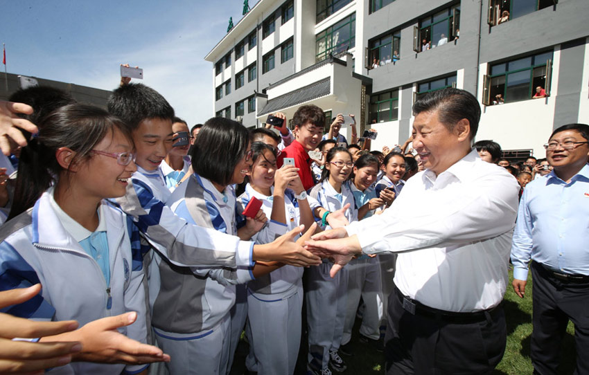 9月9日，中共中央總書記、國家主席、中央軍委主席習(xí)近平來到北京市八一學(xué)校，看望慰問師生，向全國廣大教師和教育工作者致以節(jié)日祝賀和誠摯問候。這是習(xí)近平離開學(xué)校時(shí)與教師和學(xué)生依依惜別。新華社記者 姚大偉 攝