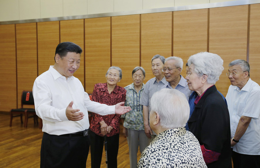 9月9日，中共中央總書記、國家主席、中央軍委主席習(xí)近平來到北京市八一學(xué)校，看望慰問師生，向全國廣大教師和教育工作者致以節(jié)日祝賀和誠摯問候。這是習(xí)近平同母校老教師們親切交談。新華社記者 鞠鵬 攝